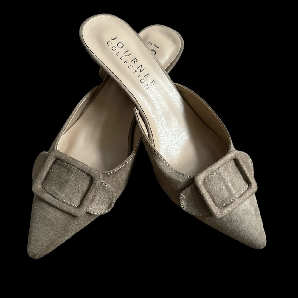 Journee Collection Vianna
Kitten heel mules Taupe suede. S 7